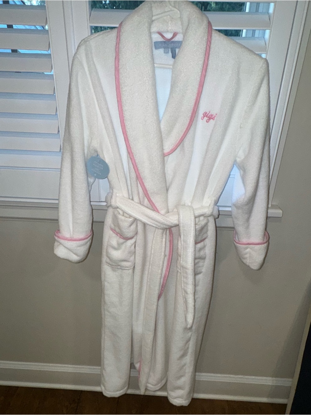 NWT Hill House White Plush Robe with Pink Trim Detail monogrammed “Gigi”